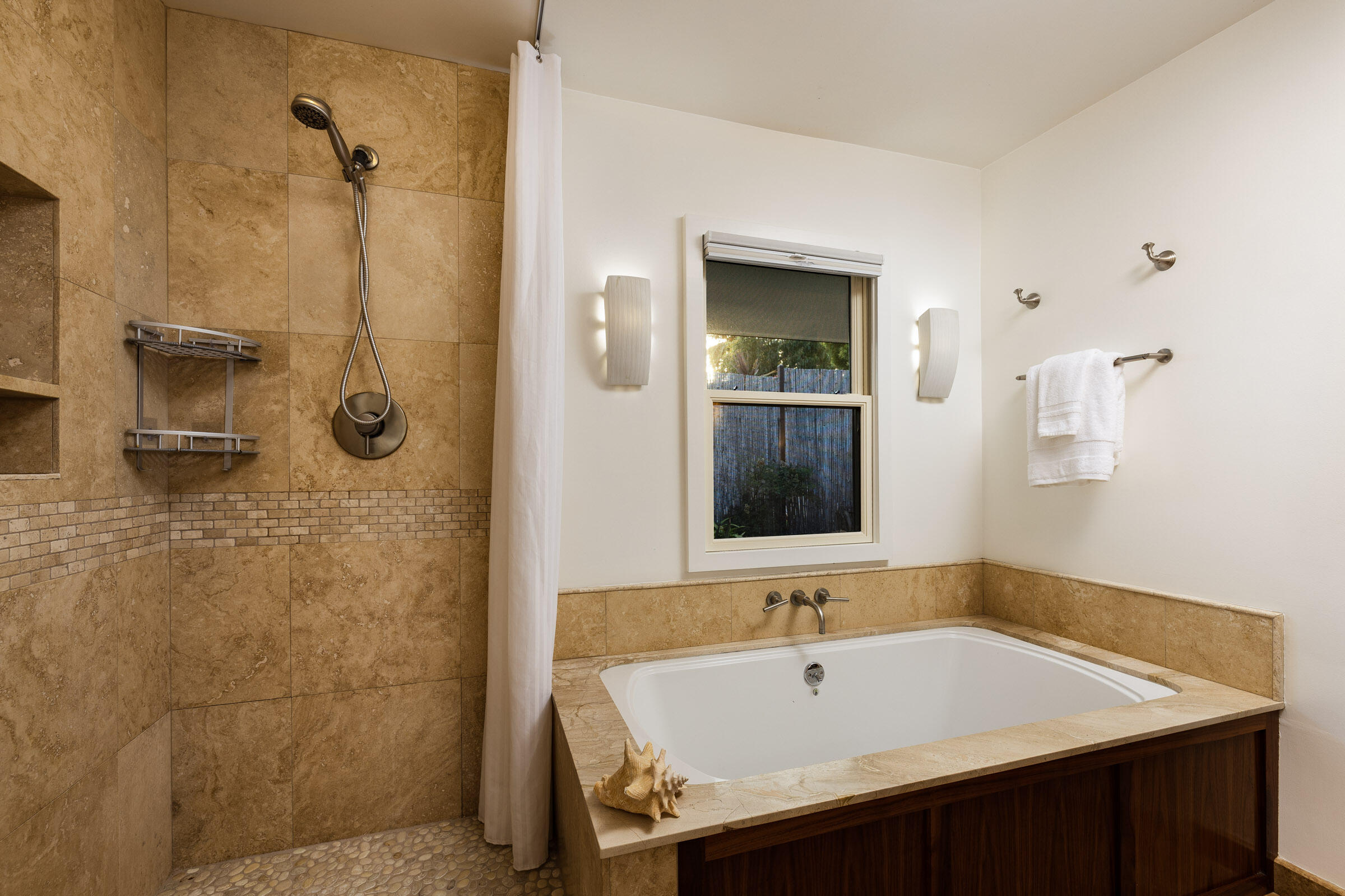 914 Medio Road Santa Barbara, CA 93103 - Photo 17 of 29 Primary bath