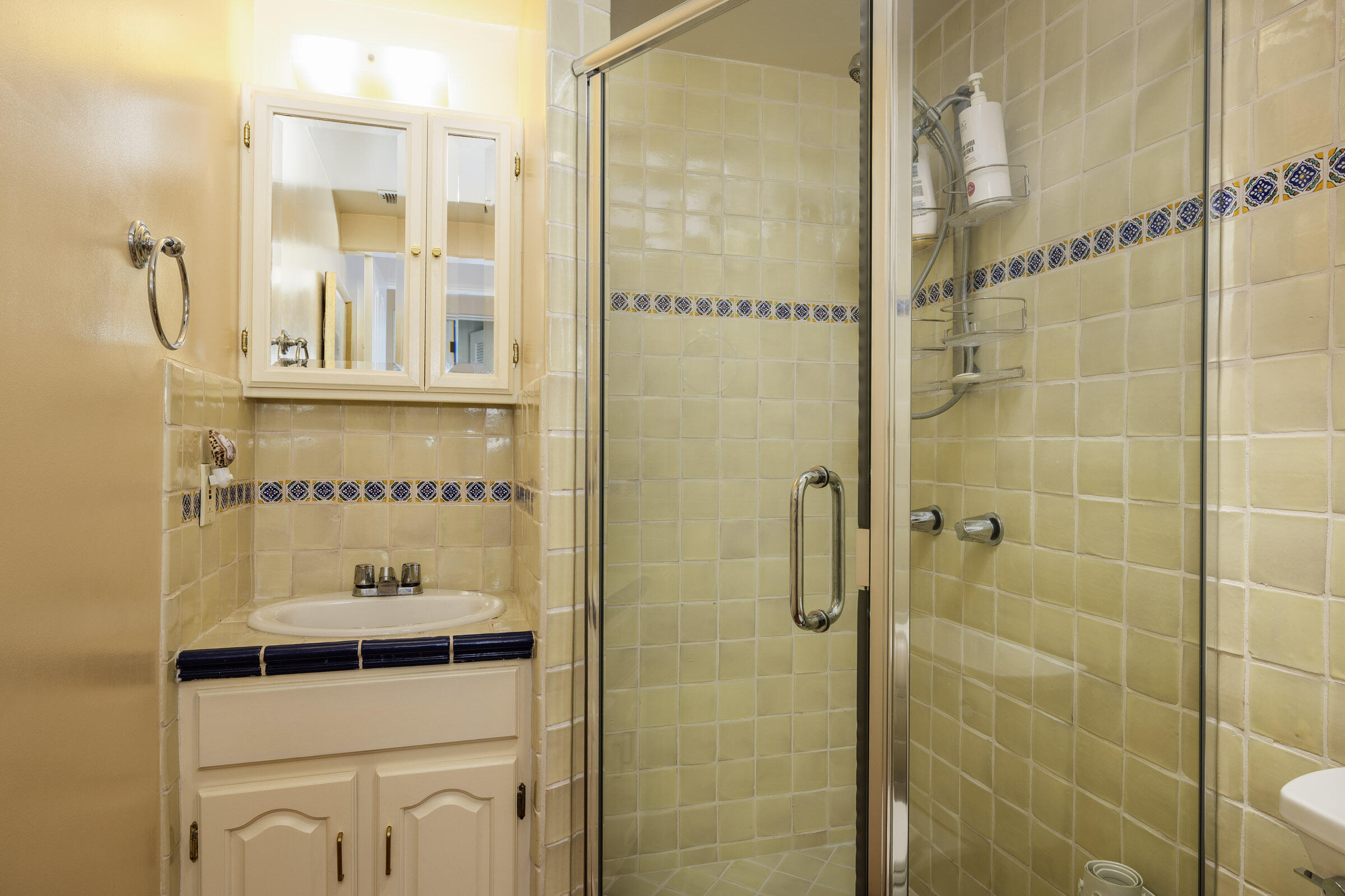 914 Medio Road Santa Barbara, CA 93103 - Photo 21 of 29 Downstairs bath
