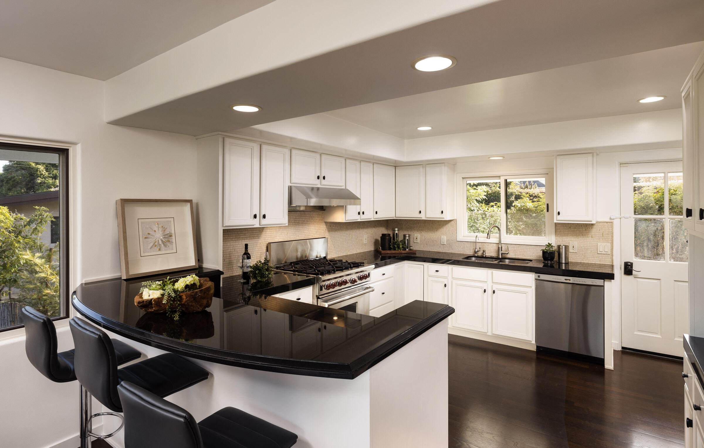 914 Medio Road Santa Barbara, CA 93103 - Photo 9 of 29 Kitchen w/ breakfast bar