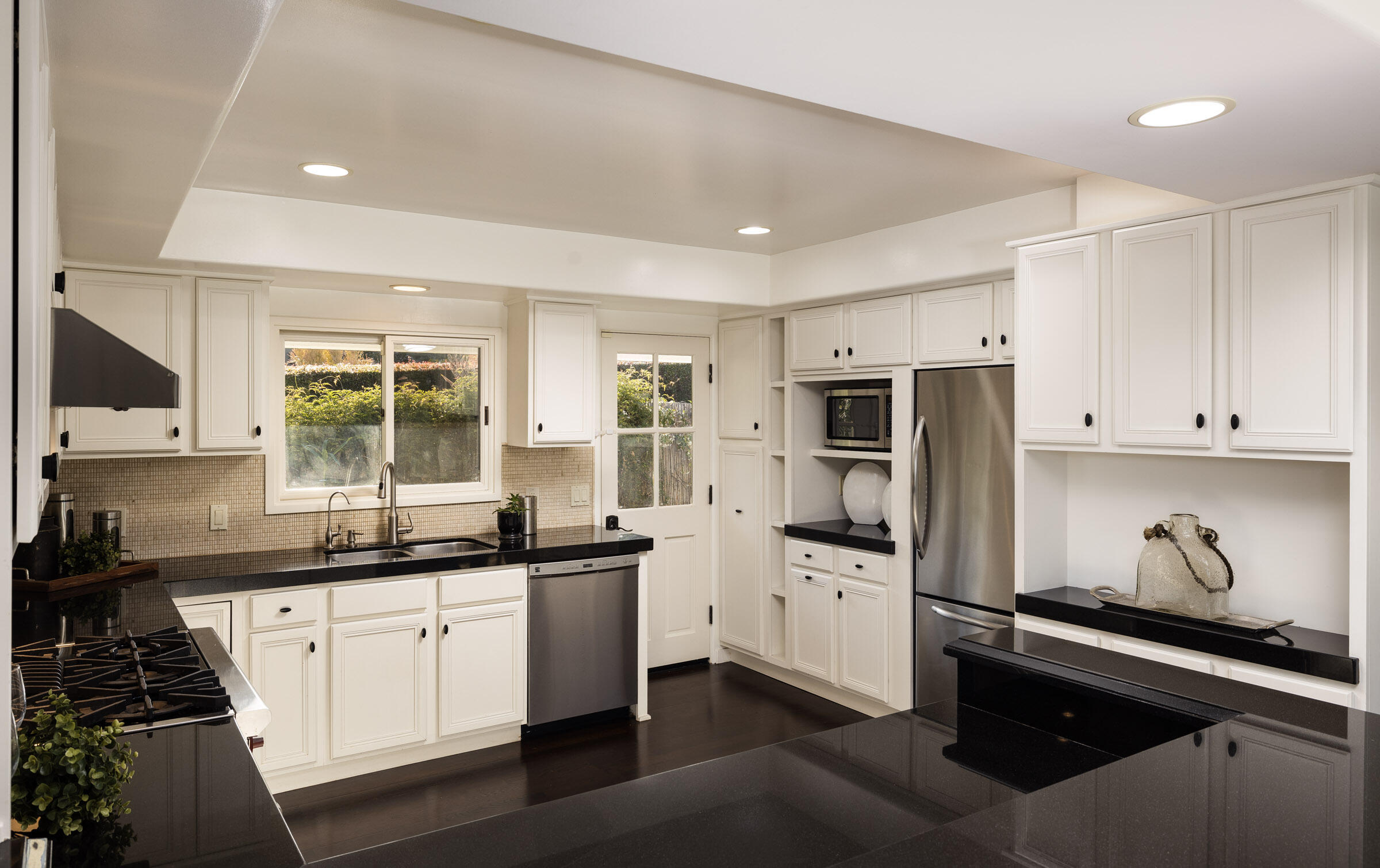 914 Medio Road Santa Barbara, CA 93103 - Photo 10 of 29 Kitchen view