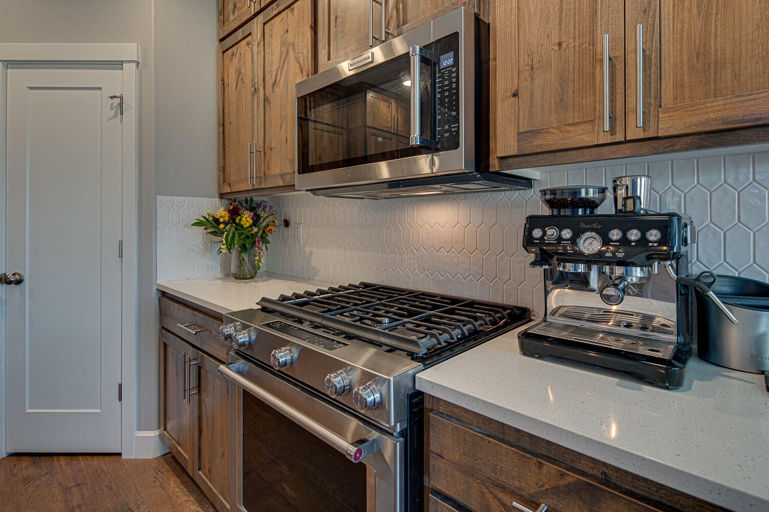 4741 Southwest Zenith Avenue Redmond, OR 97756 - Photo 9 of 34 Stainless Steel Kitchen Aid appliance package w/Gas range.