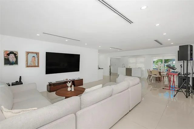 $939,000 | 825 Argonaut Isle, Dania Beach, FL 33004