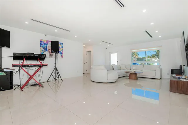 $939,000 | 825 Argonaut Isle, Dania Beach, FL 33004