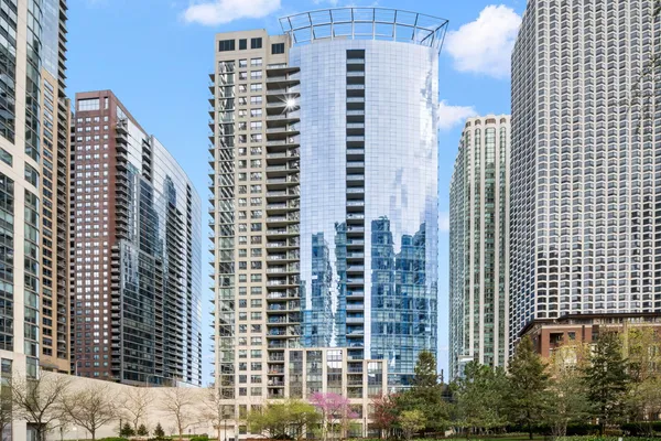$855,000 | 201 North Westshore Drive, Unit 801, Chicago, IL 60601