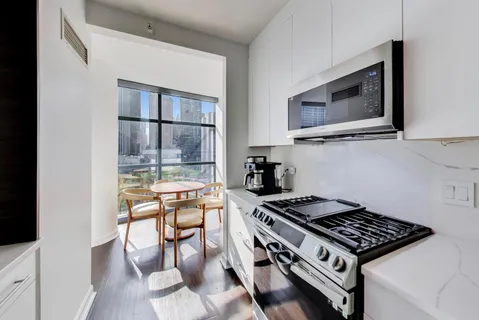 $855,000 | 201 North Westshore Drive, Unit 801, Chicago, IL 60601