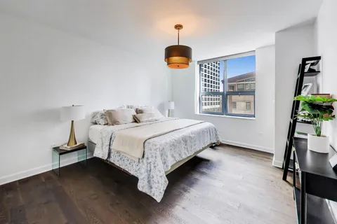 $855,000 | 201 North Westshore Drive, Unit 801, Chicago, IL 60601