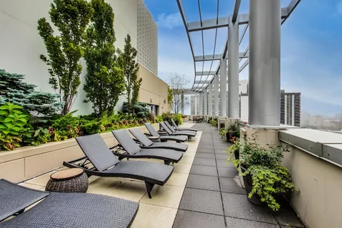 $855,000 | 201 North Westshore Drive, Unit 801, Chicago, IL 60601