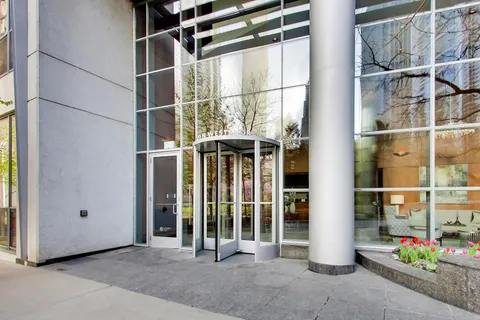 $855,000 | 201 North Westshore Drive, Unit 801, Chicago, IL 60601