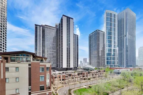 $855,000 | 201 North Westshore Drive, Unit 801, Chicago, IL 60601