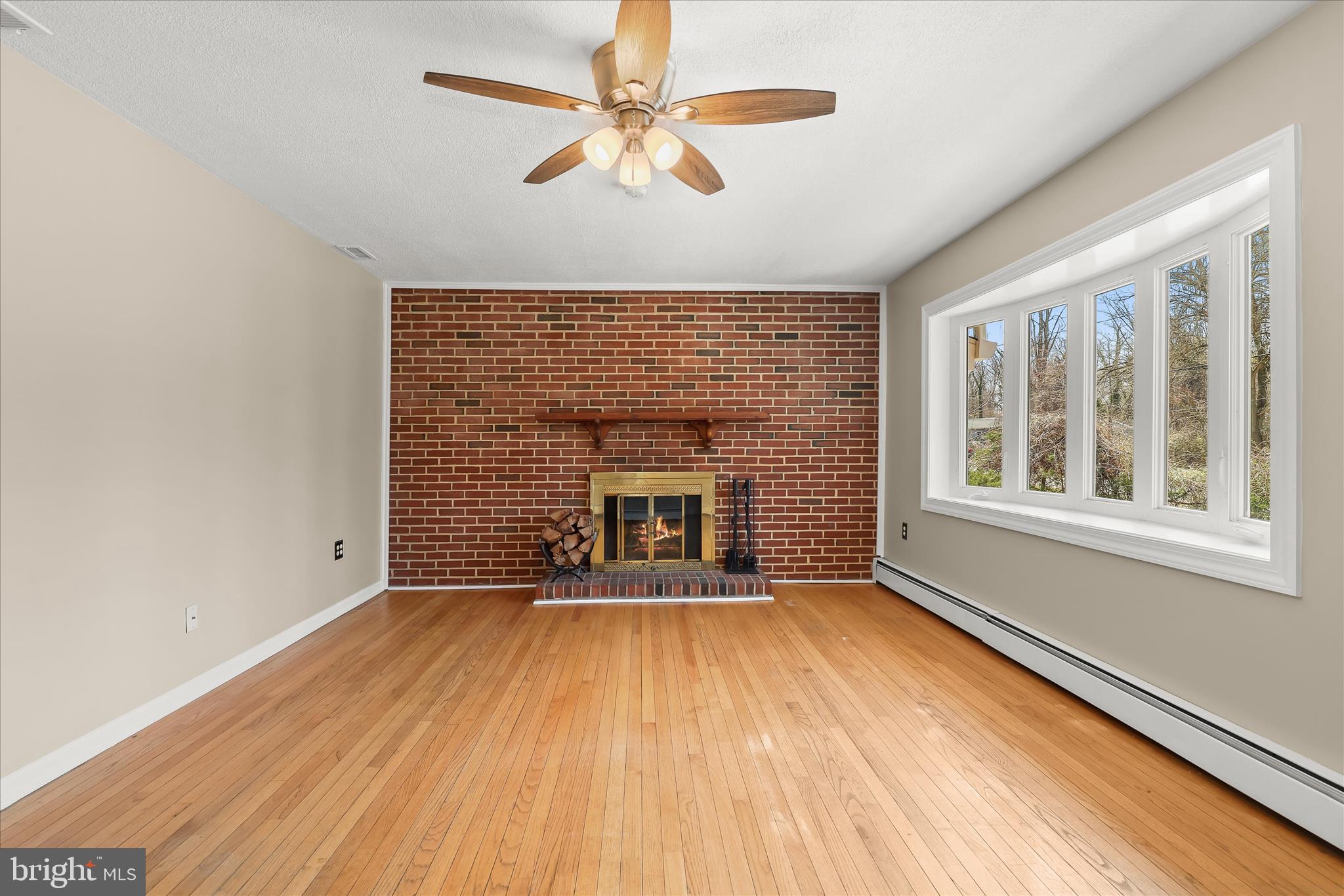 616 Dover Road Pasadena, MD 21122 - Photo 3 of 41 Living Room