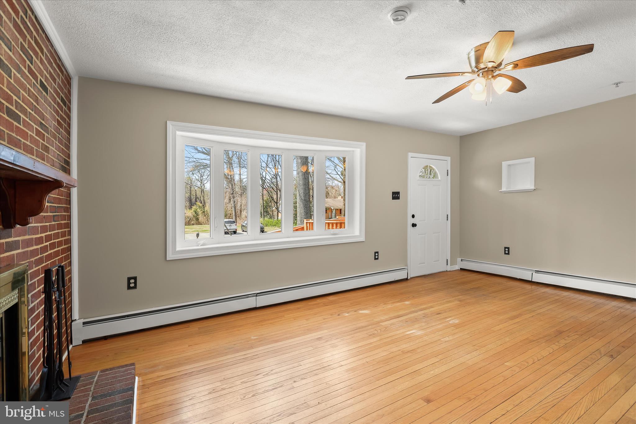 616 Dover Road Pasadena, MD 21122 - Photo 4 of 41 Living Room