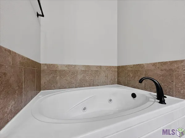 $299,900 | 39320 St Charles Avenue, Gonzales, LA 70737
