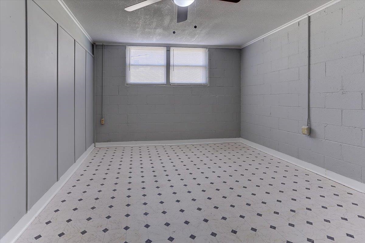 3263 Glen Logan Road Memphis, TN 38134 - Photo 17 of 40 a big room with a bed