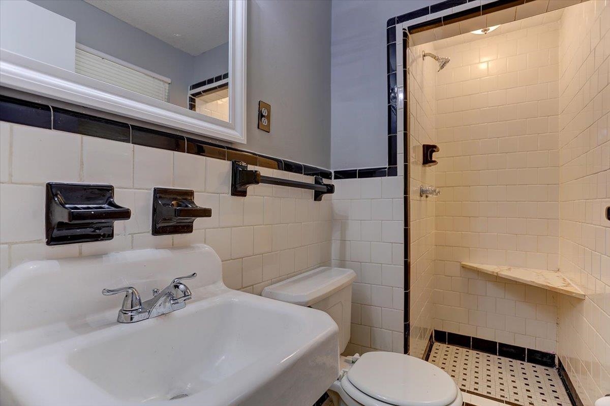 3263 Glen Logan Road Memphis, TN 38134 - Photo 18 of 40 a bathroom with a sink a toilet and shower