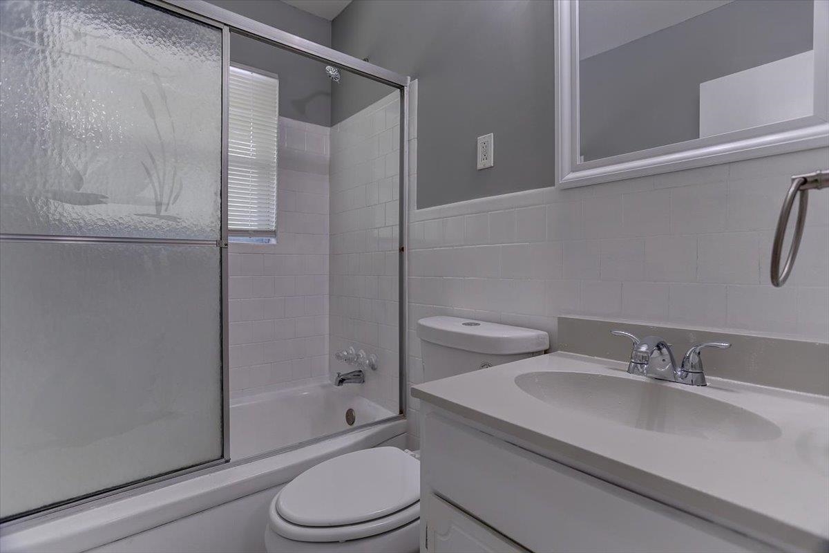 3263 Glen Logan Road Memphis, TN 38134 - Photo 25 of 40 a bathroom with a sink toilet and shower
