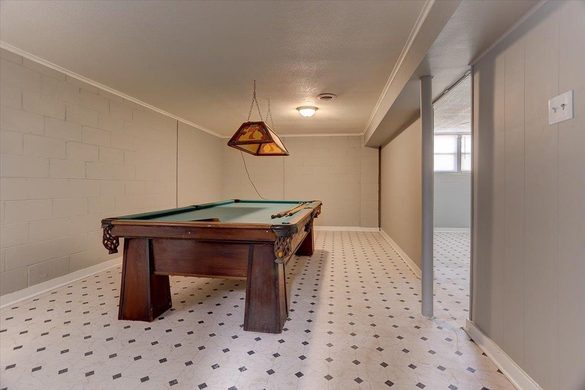 3263 Glen Logan Road Memphis, TN 38134 - Photo 27 of 40 a room that has a table and a table in it