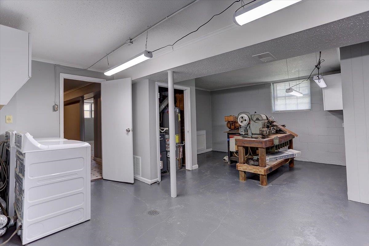 3263 Glen Logan Road Memphis, TN 38134 - Photo 29 of 40 a bedroom with furniture and a closet