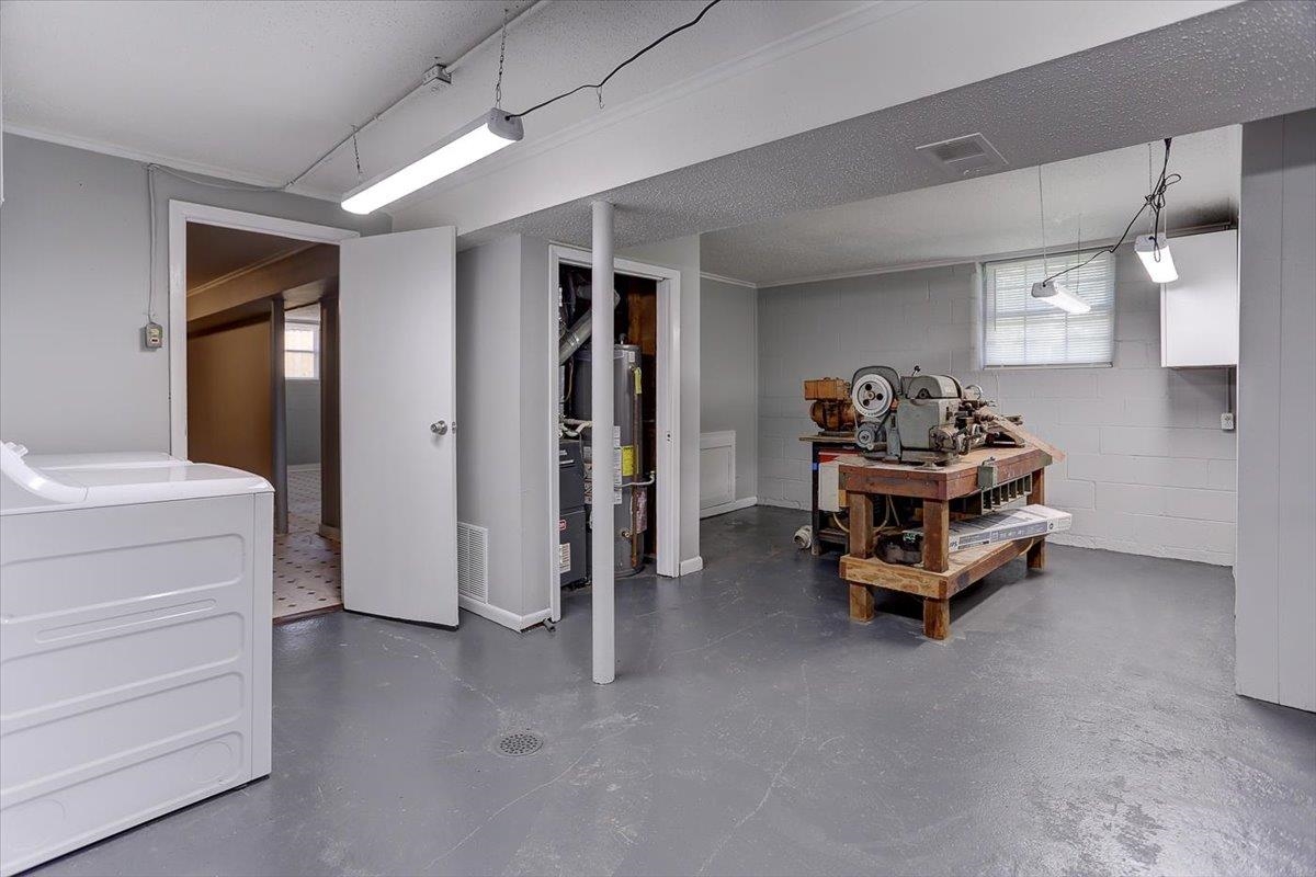 3263 Glen Logan Road Memphis, TN 38134 - Photo 30 of 40 a living room with furniture and a flat screen tv