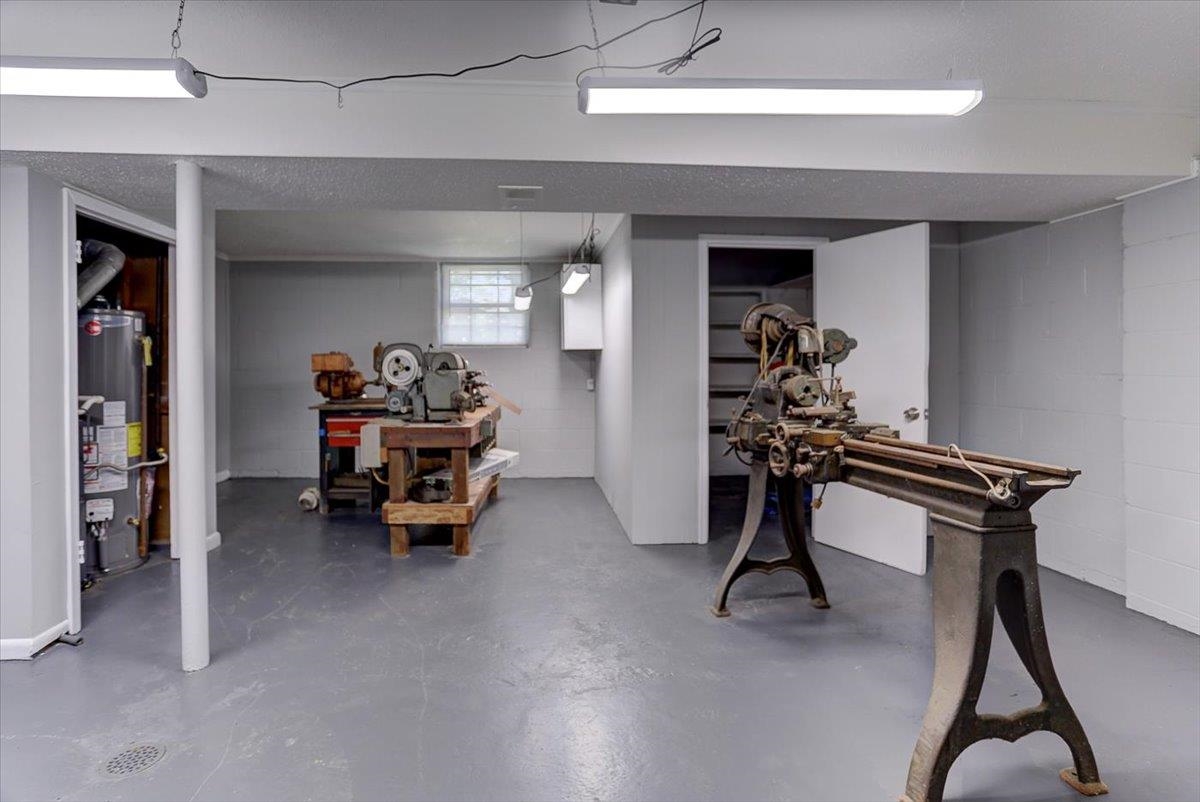 3263 Glen Logan Road Memphis, TN 38134 - Photo 32 of 40 a view of a room with gym equipment