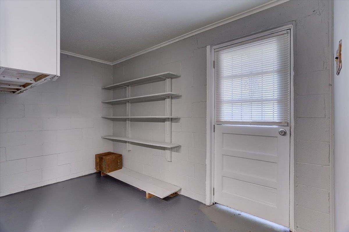 3263 Glen Logan Road Memphis, TN 38134 - Photo 33 of 40 a view of an empty room with a closet