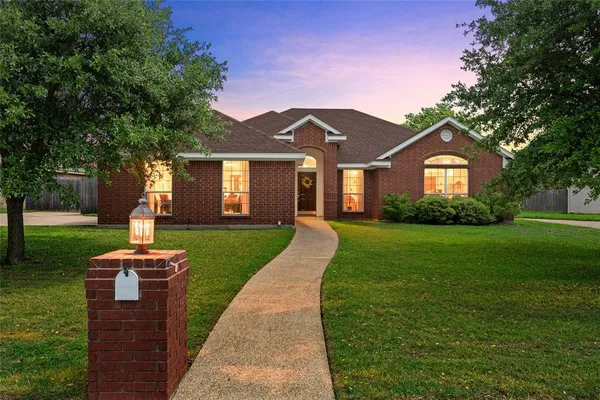 $319,900 | 1041 Cheyenne Trail, Hewitt, TX 76643