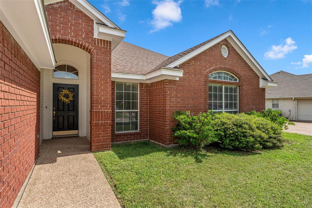 1041 Cheyenne Trail Hewitt, TX 76643 - Photo 2 of 37