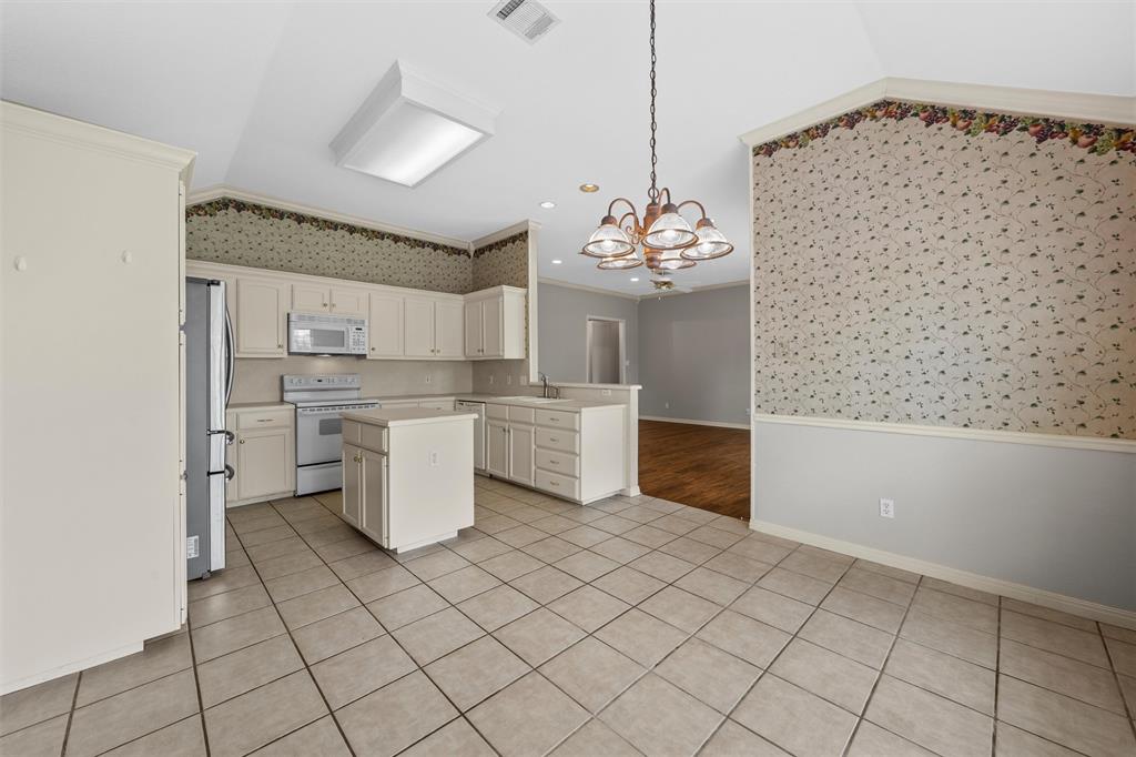 1041 Cheyenne Trail Hewitt, TX 76643 - Photo 6 of 37