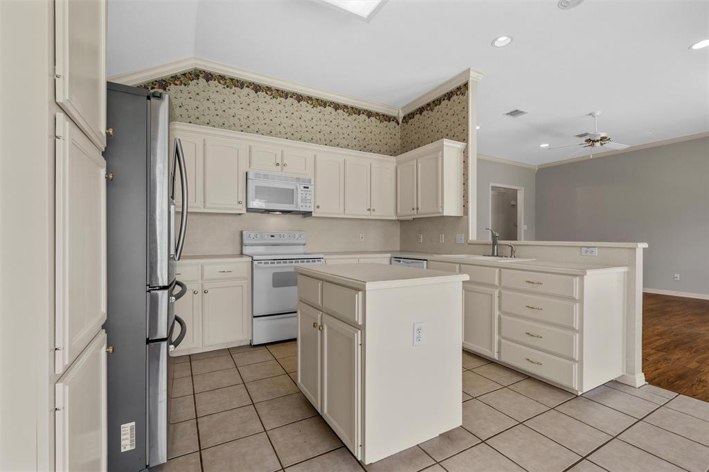 1041 Cheyenne Trail Hewitt, TX 76643 - Photo 7 of 37