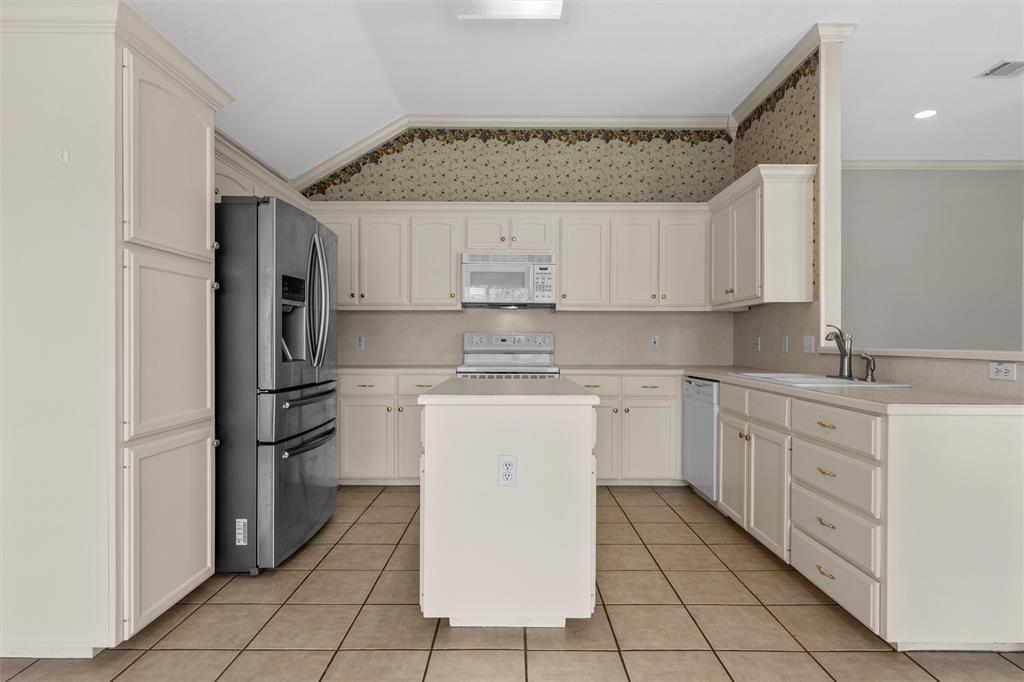 1041 Cheyenne Trail Hewitt, TX 76643 - Photo 8 of 37