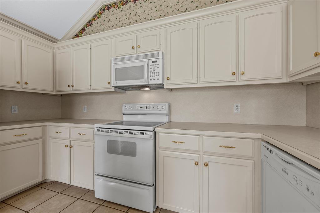 1041 Cheyenne Trail Hewitt, TX 76643 - Photo 9 of 37