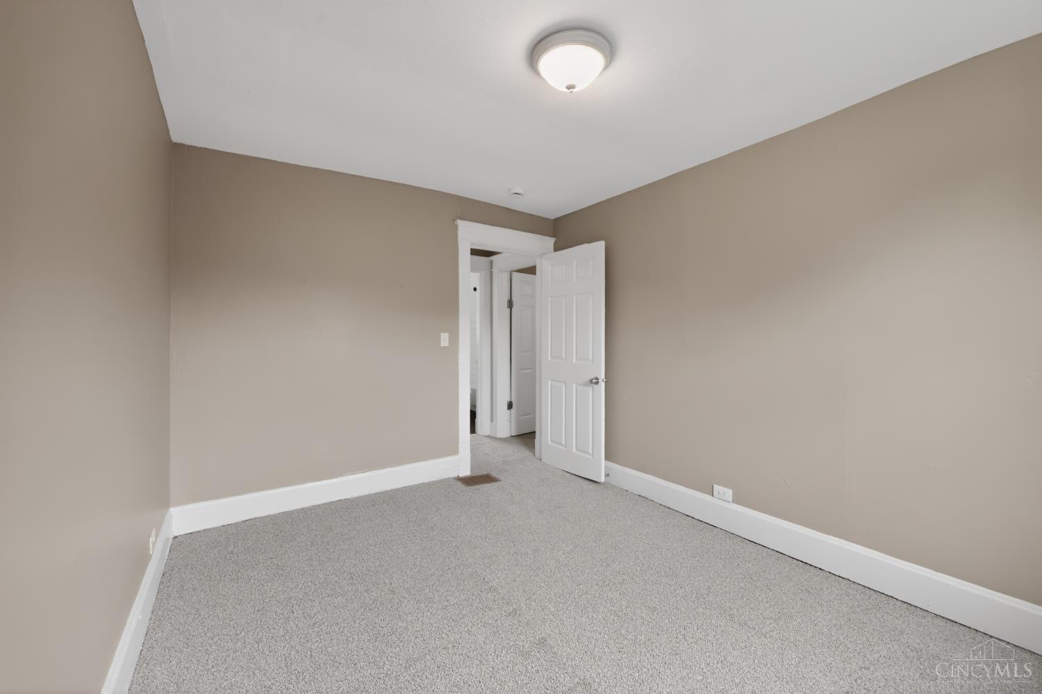 4938 Plainville Road Cincinnati, OH 45227 - Photo 11 of 34