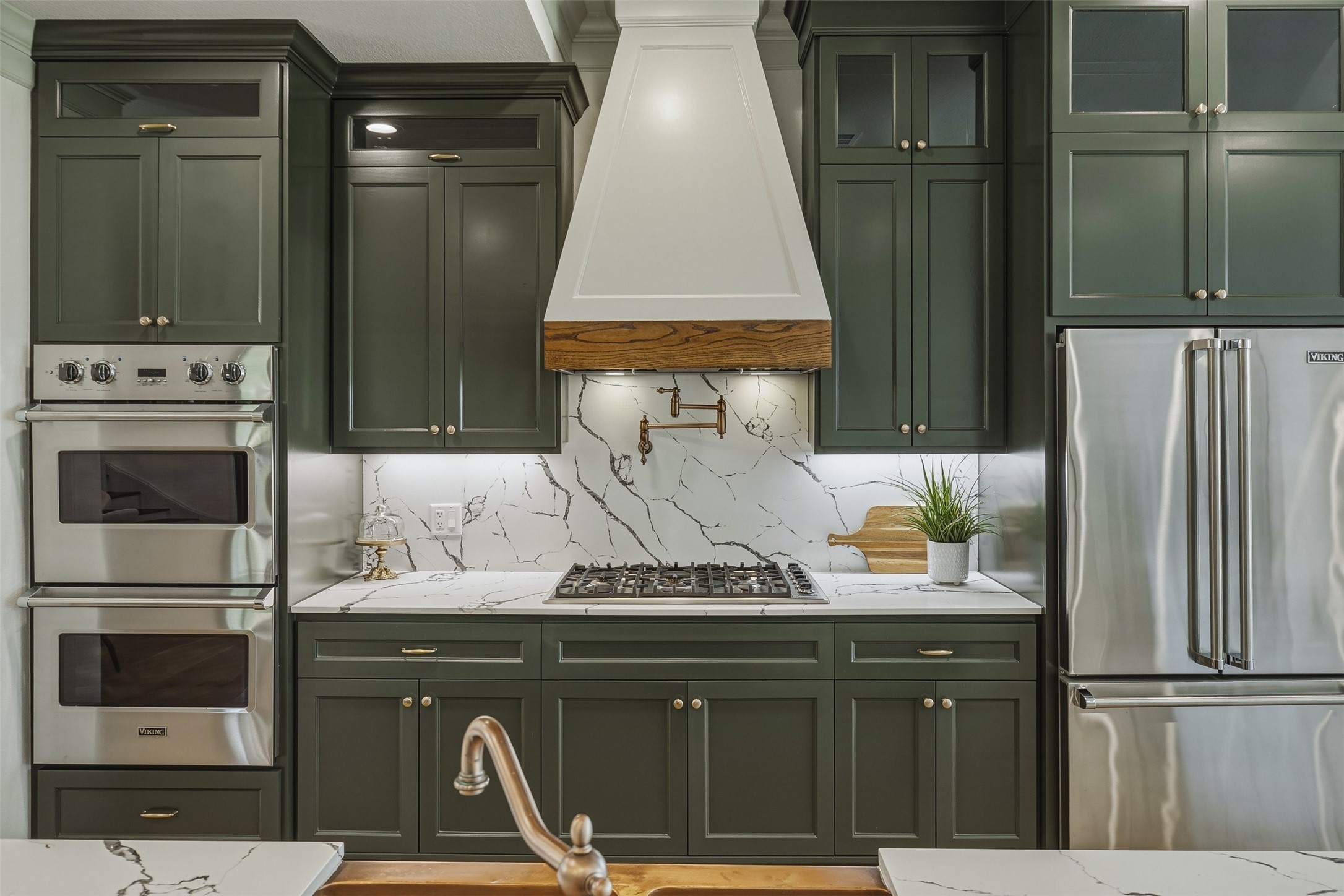 1535 Rutland Street Houston, TX 77008 - Photo 18 of 50 a kitchen with a refrigerator and a stove