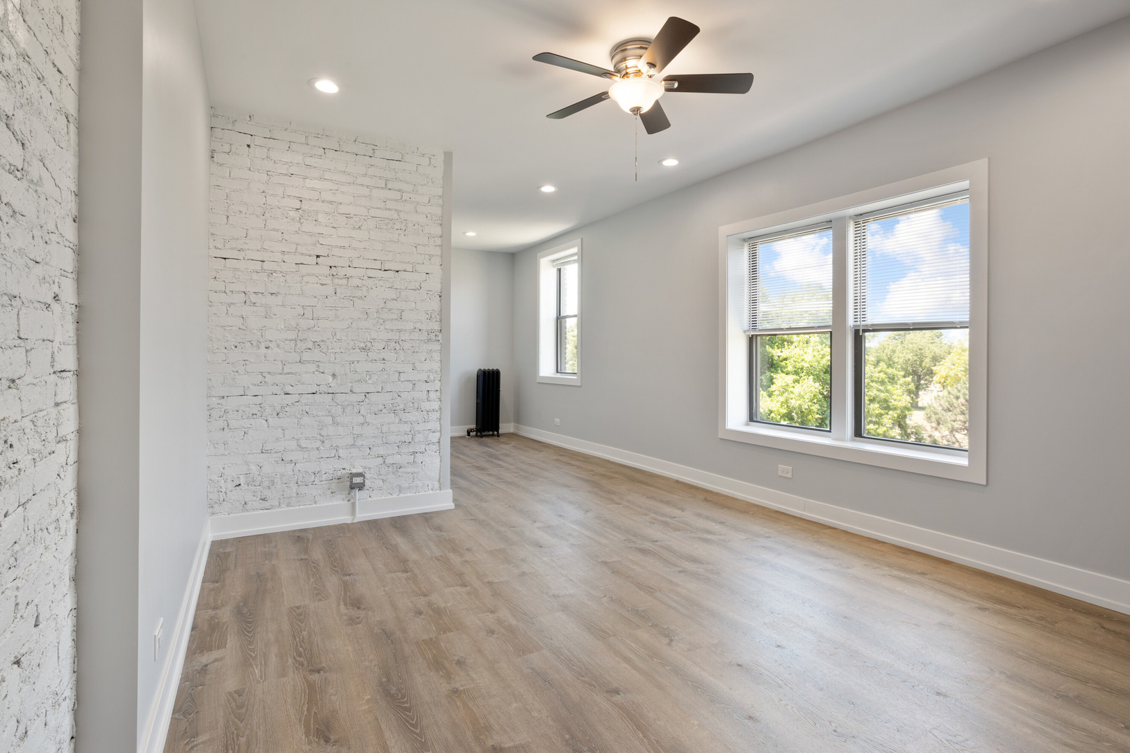 1704 West Juneway Terrace, Unit 3F Chicago, IL 60626 - Photo 2 of 13 a view of a livingroom with a ceiling fan and window