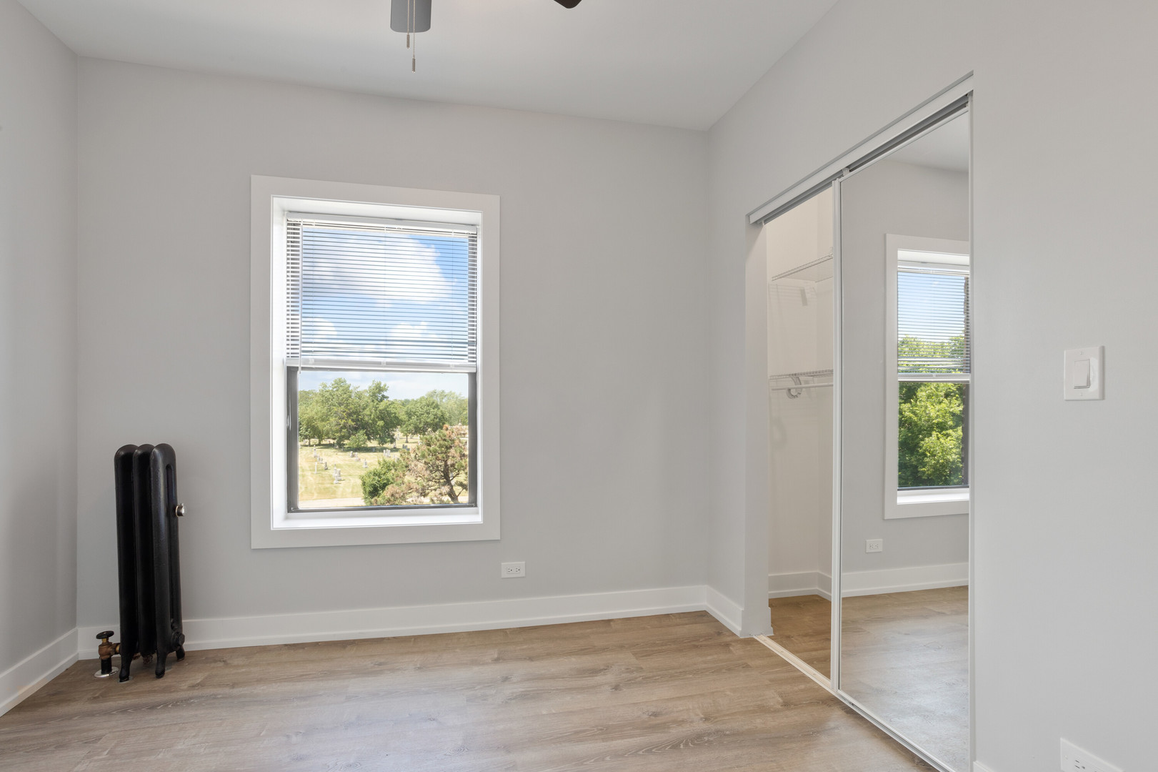 1704 West Juneway Terrace, Unit 3F Chicago, IL 60626 - Photo 7 of 13 an empty room with windows and closet