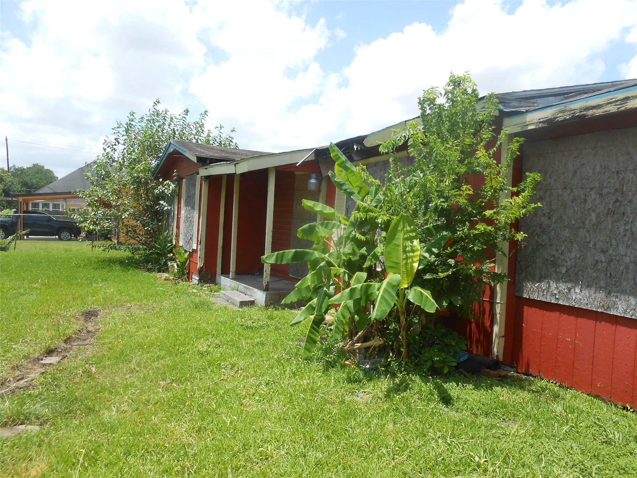 1118 Elberta Street Houston, TX 77051 - Photo 3 of 6 a backyard of a house with lots of green space