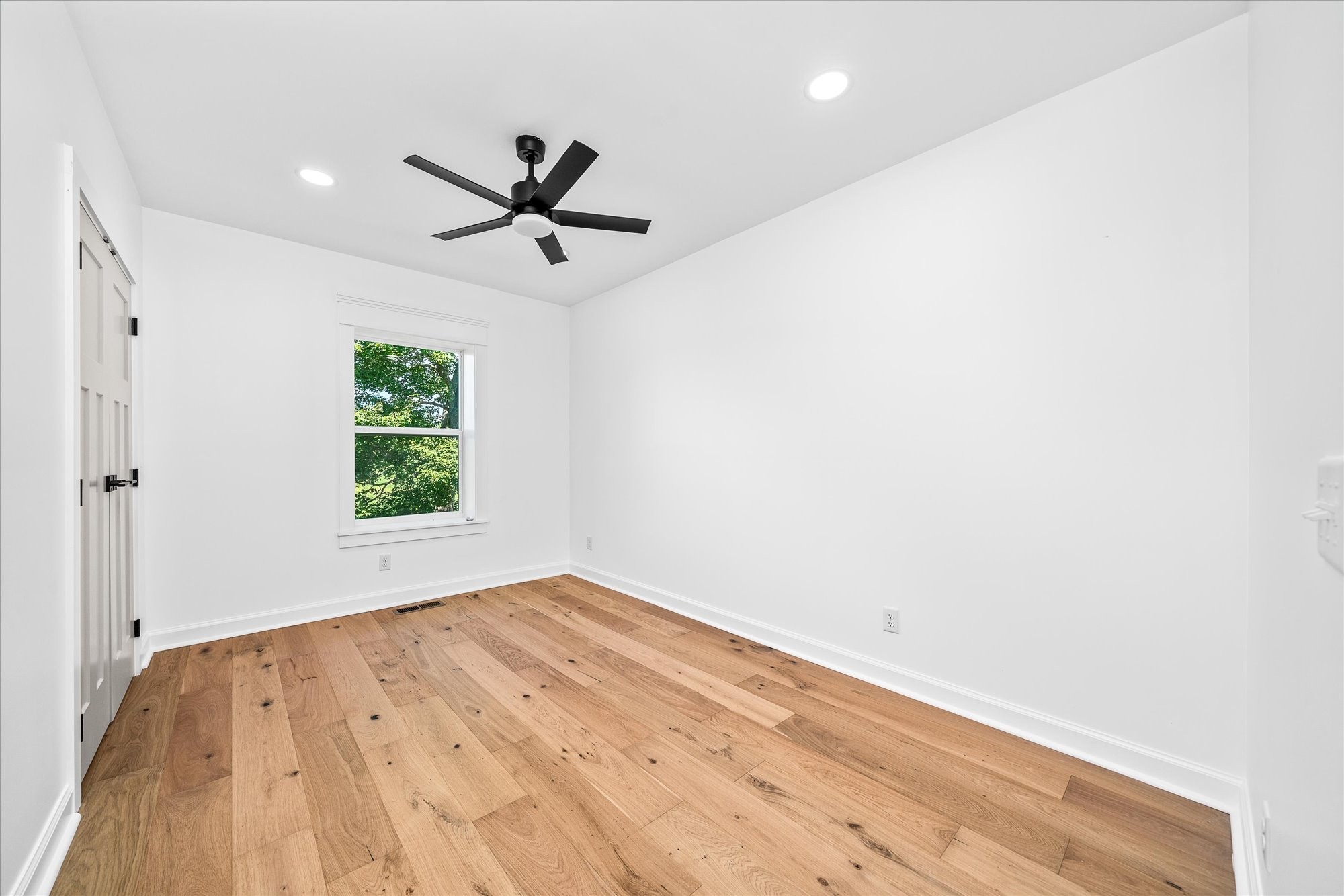 806 Robinson Ridge Road Baxter, TN 38544 - Photo 18 of 36 a view of empty room with wooden floor and fan