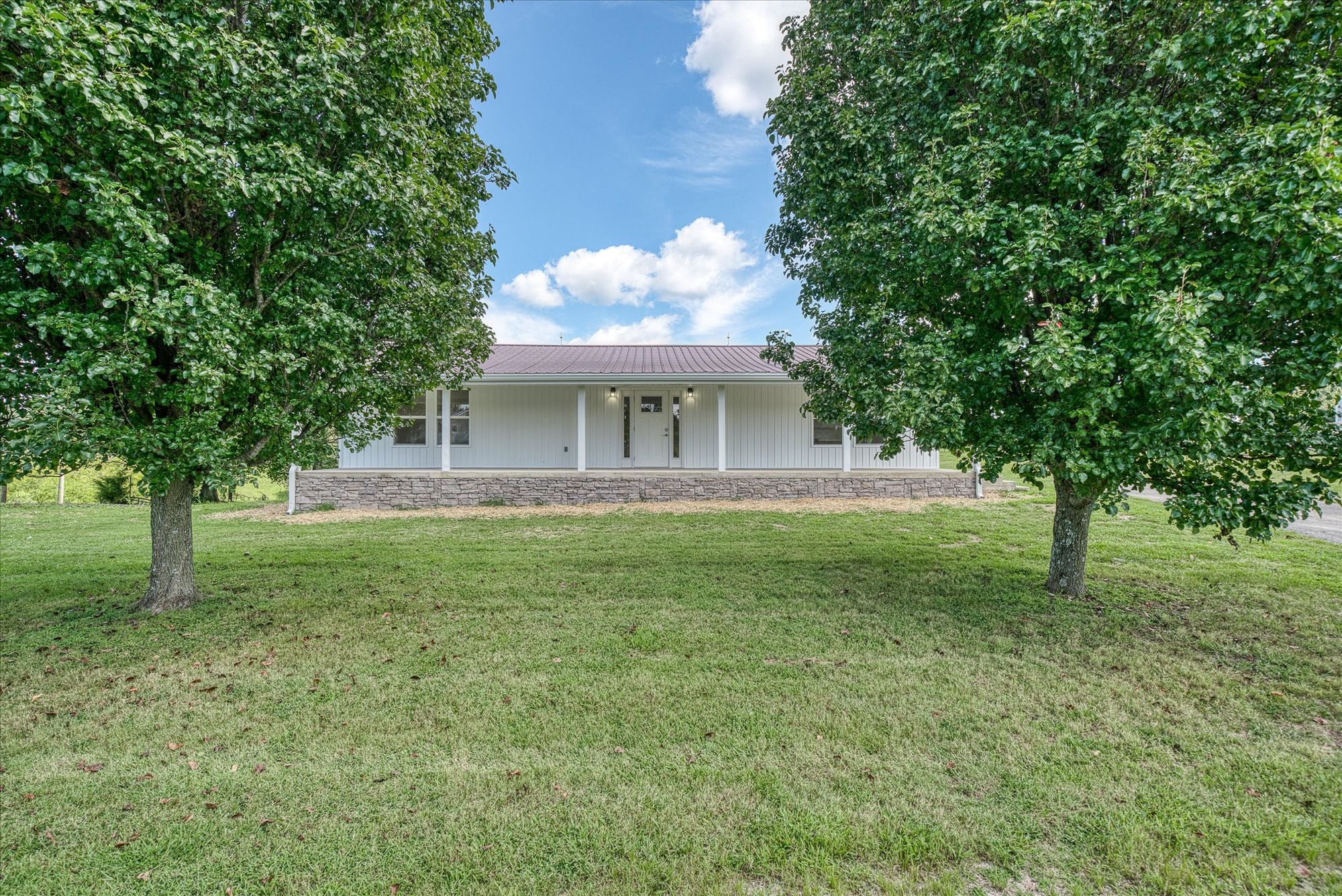 806 Robinson Ridge Road Baxter, TN 38544 - Photo 30 of 36 a front view of a house with a garden
