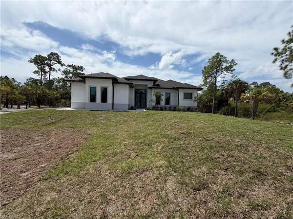 a view of a house with a yard