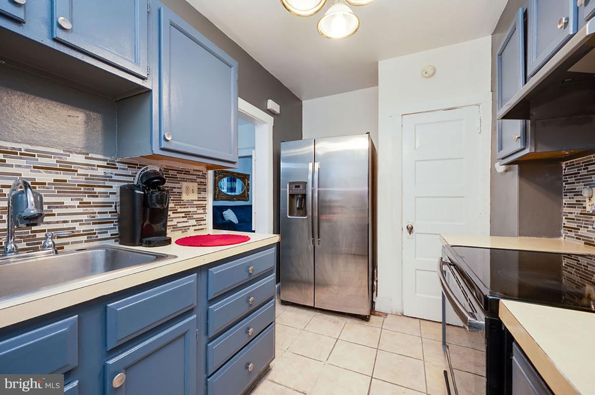 391 Sunset Road West Reading, PA 19611 - Photo 12 of 34 Kitchen with appliances to remain