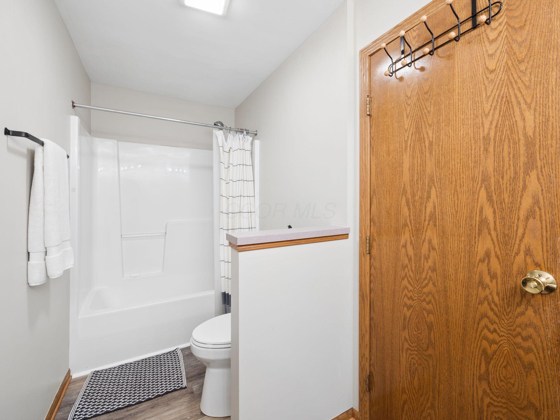 6090 Horseshoe Road Delaware, OH 43015 - Photo 37 of 41 Ensuite Full Bath