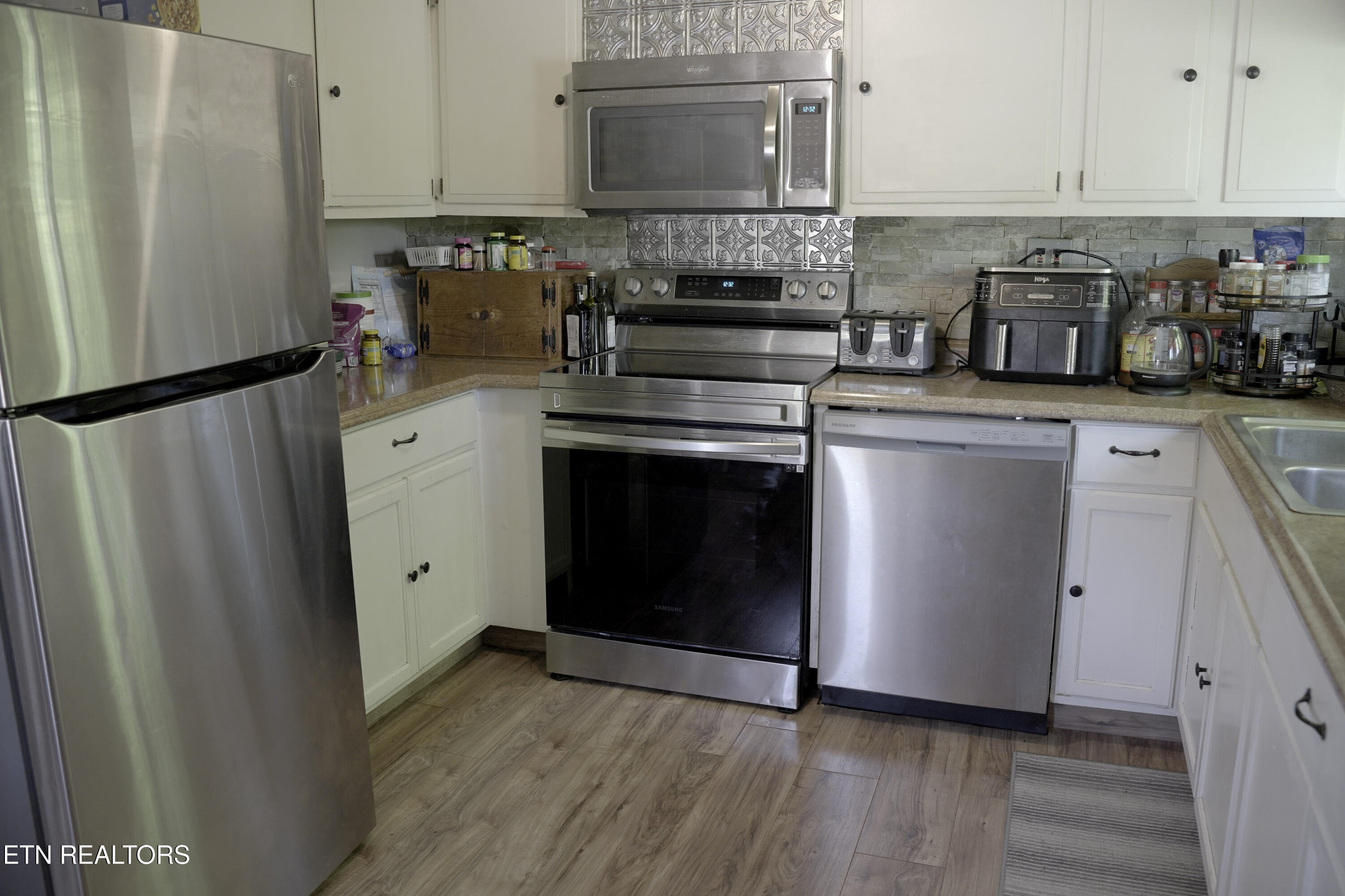 637 West Outer Drive Oak Ridge, TN 37830 - Photo 8 of 26 17