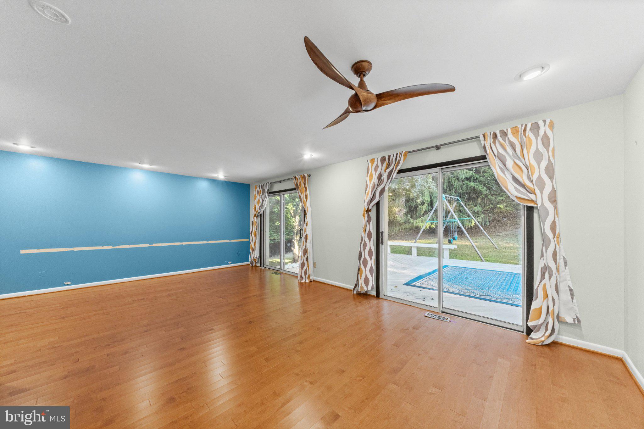 Living room/entertaining area (cont)