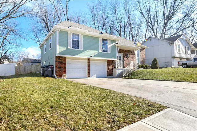 $310,000 | 2504 Northwest Leann Drive, Blue Springs, MO 64014