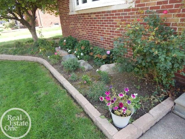 8212 Racine Road Warren, MI 48093 - Photo 26 of 27 31304125-25.JPG
