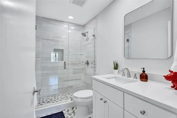 $2,400 | 1600 1st Avenue West, Unit 102A, Bradenton, FL 34205