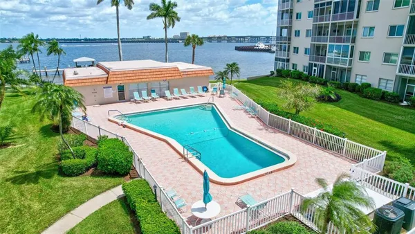 $2,400 | 1600 1st Avenue West, Unit 102A, Bradenton, FL 34205