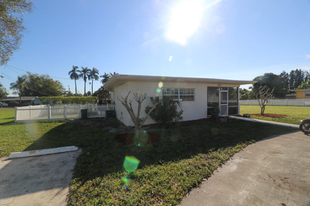 4188 Coconut Road Lake Worth, FL 33461 - Photo 3 of 37 4188coco-36