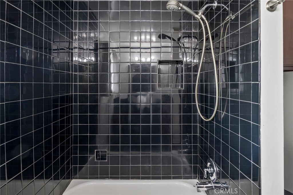 1007 Rose Avenue Pasadena, CA 91107 - Photo 42 of 52 a bathroom with a shower