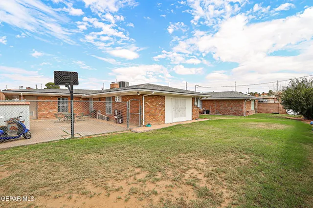 a view of a backyard