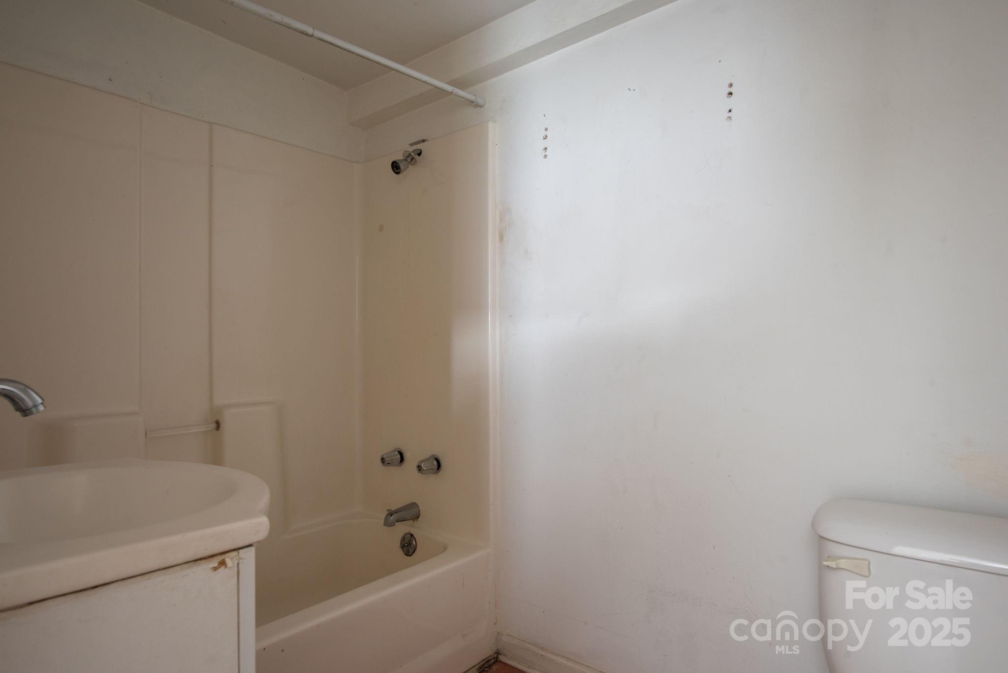 109 Fulton Street, Unit 9 Kings Mountain, NC 28086 - Photo 40 of 46 a bathroom with a bathtub and a sink